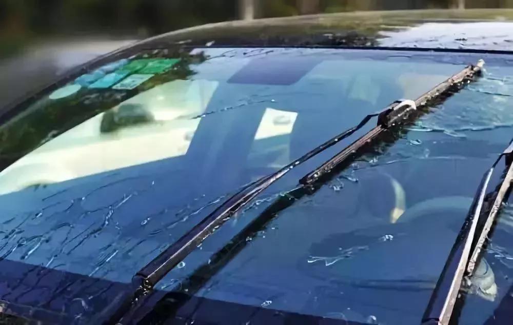 玻璃水洒出来了怎么处理,喷玻璃水孔怎么调节