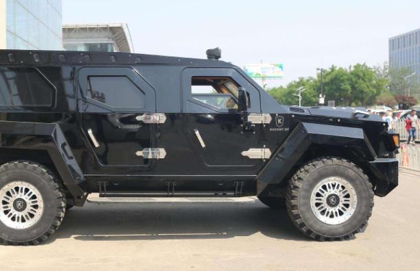 凶猛女司机不服交警拦车,女司机开越野车被交警拦