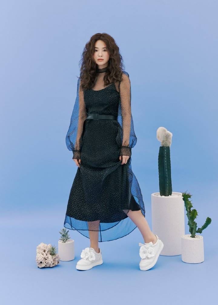 宋慧乔老爹鞋,宋慧乔白色衬衫百褶裙穿搭