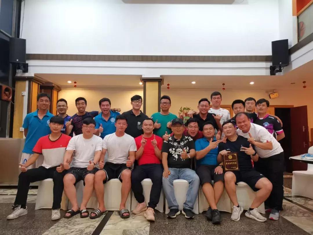 校友足球联赛落下帷幕了,热烈祝贺校运动会圆满结束