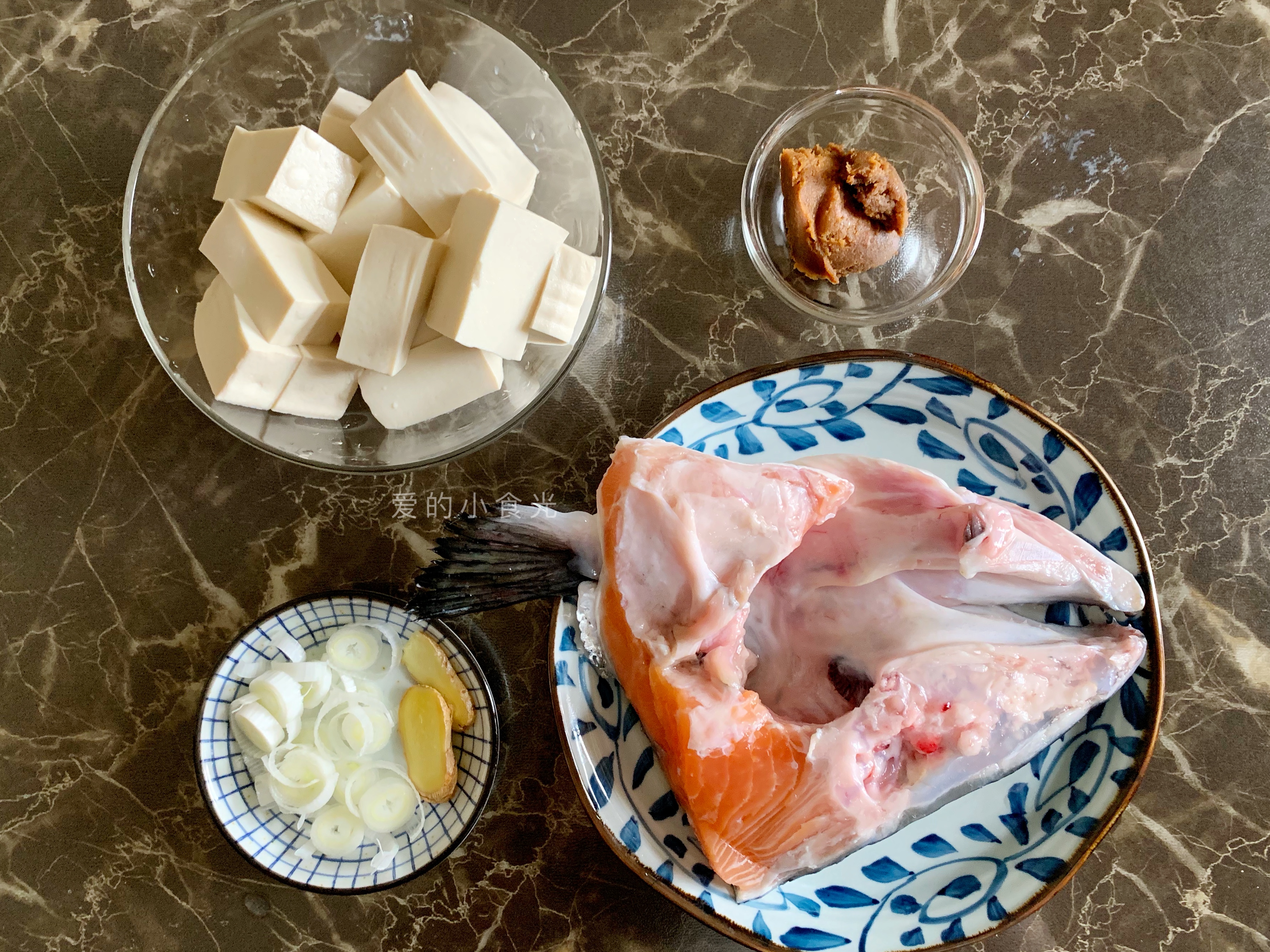 三文鱼头怎么做好吃？我加一勺它做成汤，比酒店厨师长做的还美味