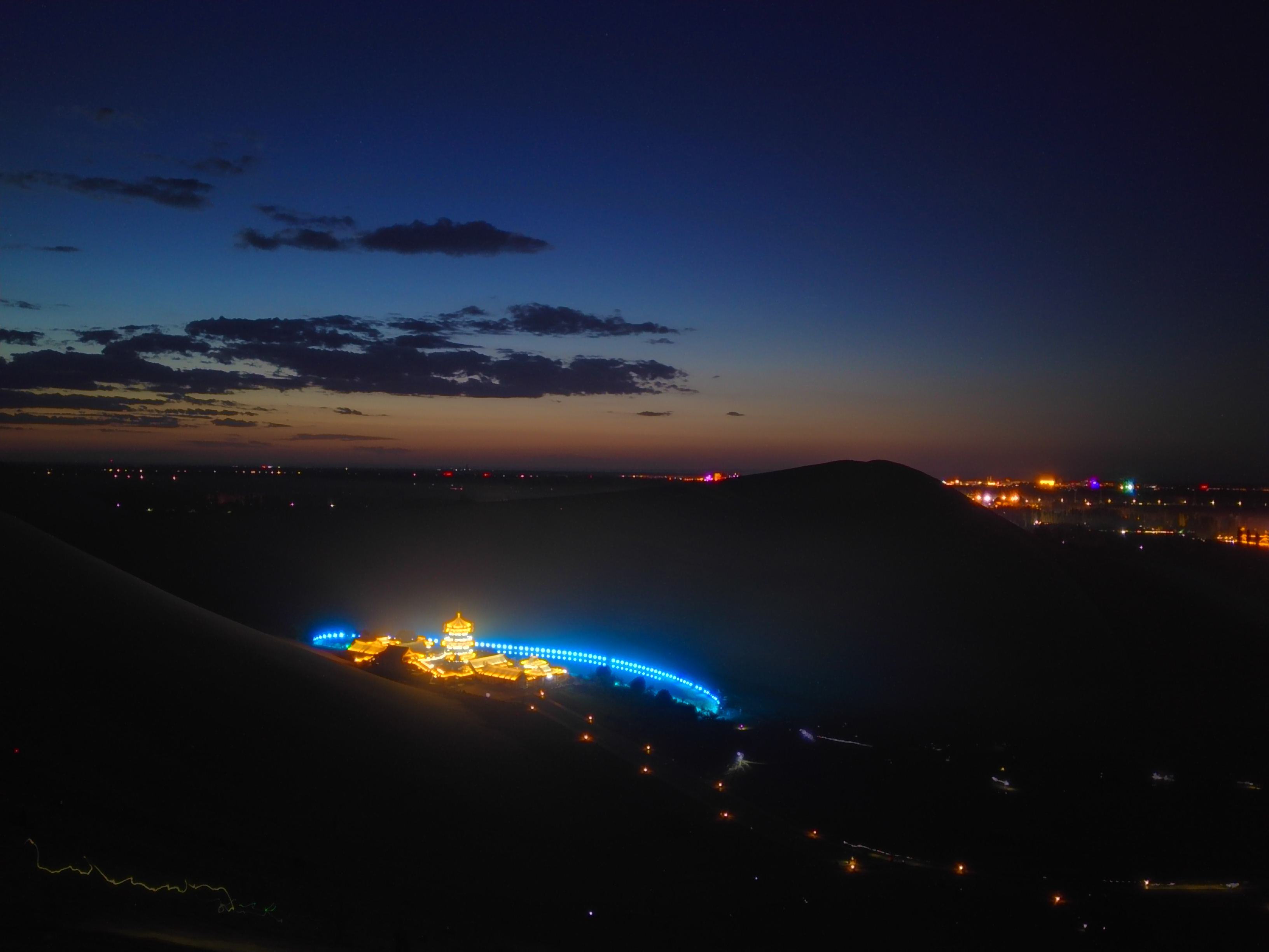 敦煌鸣沙山月牙泉景区是什么地形,敦煌月牙泉奇特