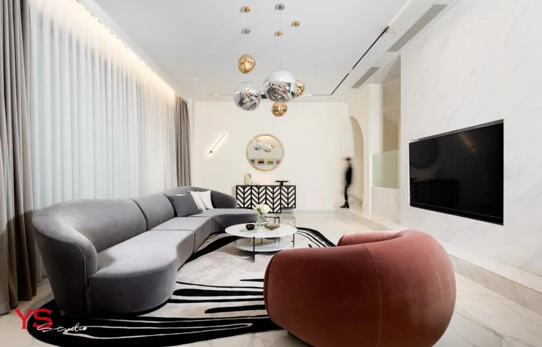 她从欧洲背回月球灯，“明明如月，何时可掇”，把家变成了艺术馆