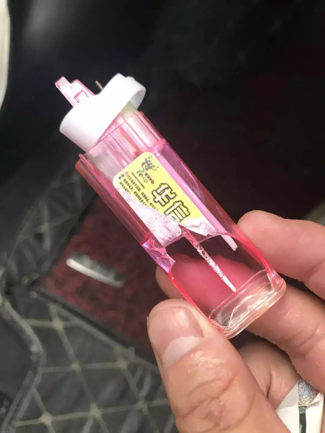 会引起车内爆炸的东西,车内发生爆炸把车炸坏了