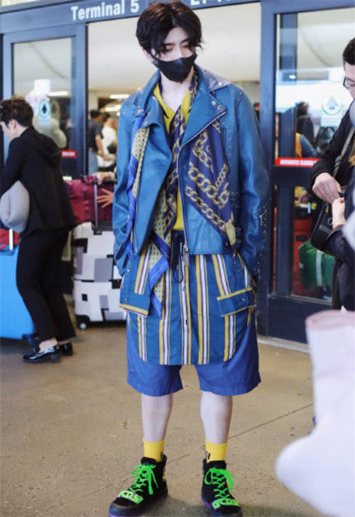 蔡徐坤带火西装,蔡徐坤带火的衣服