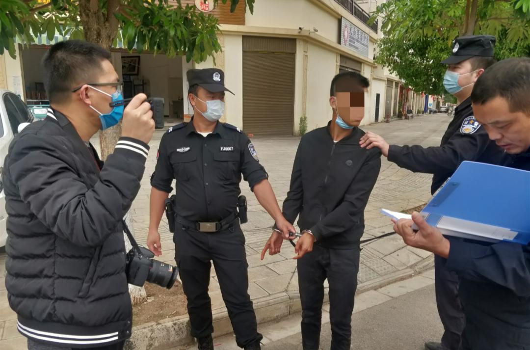 小偷偷车被监控拍下过程,小偷偷车锁车视频