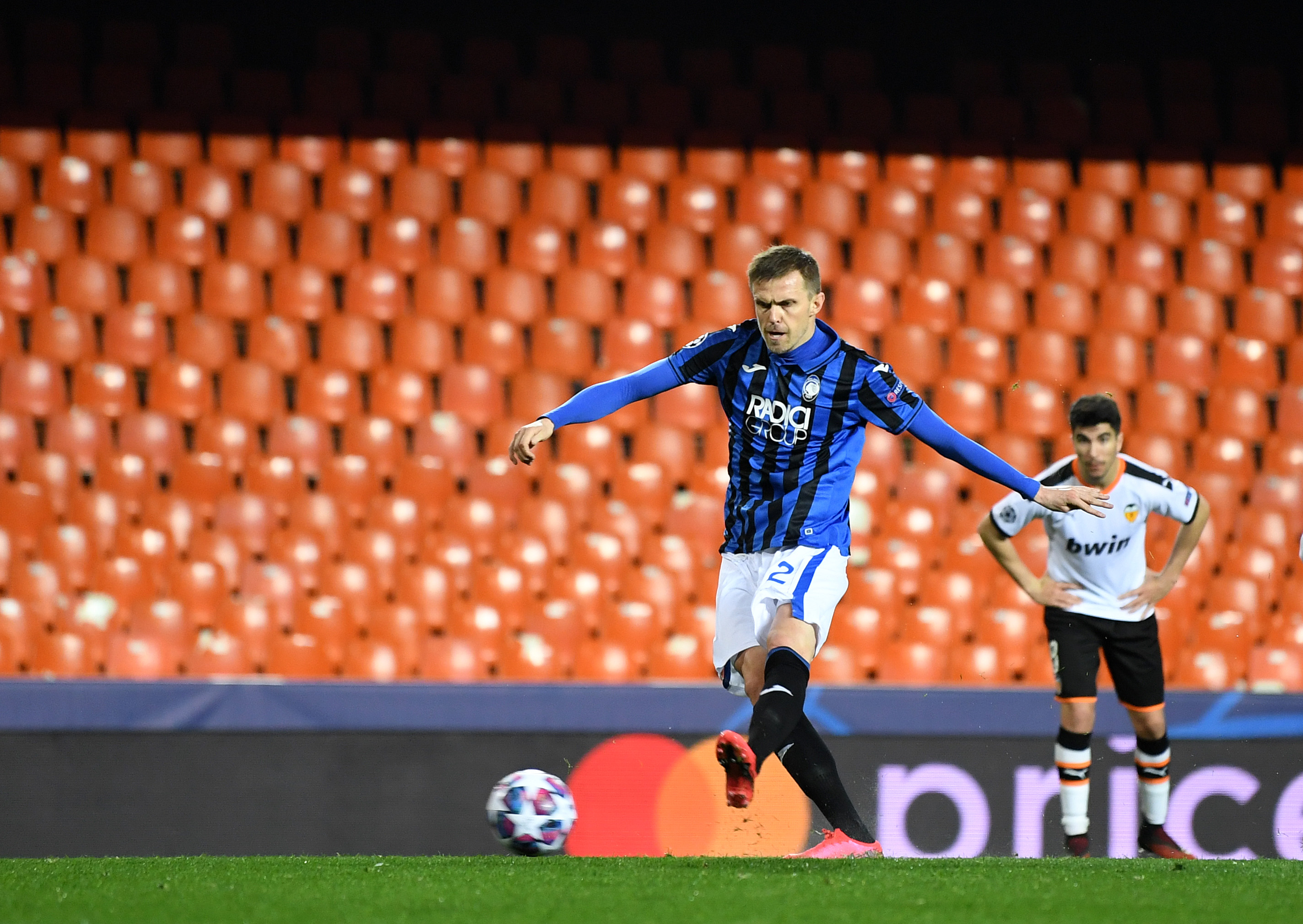 32岁梅西捧职业生涯第36冠,32岁莱万首获欧冠金靴