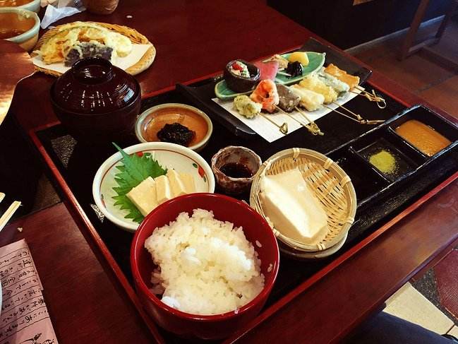 采访100位餐饮同行：生意好的旺店有24个特征