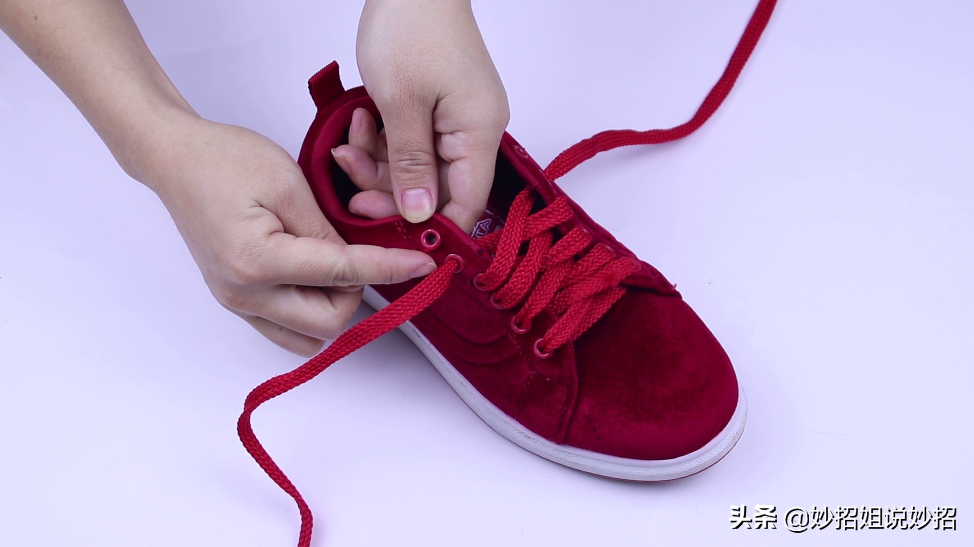 穿鞋鞋舌老是往旁边歪怎么办,鞋舌总跑偏怎么解决有鞋扣的