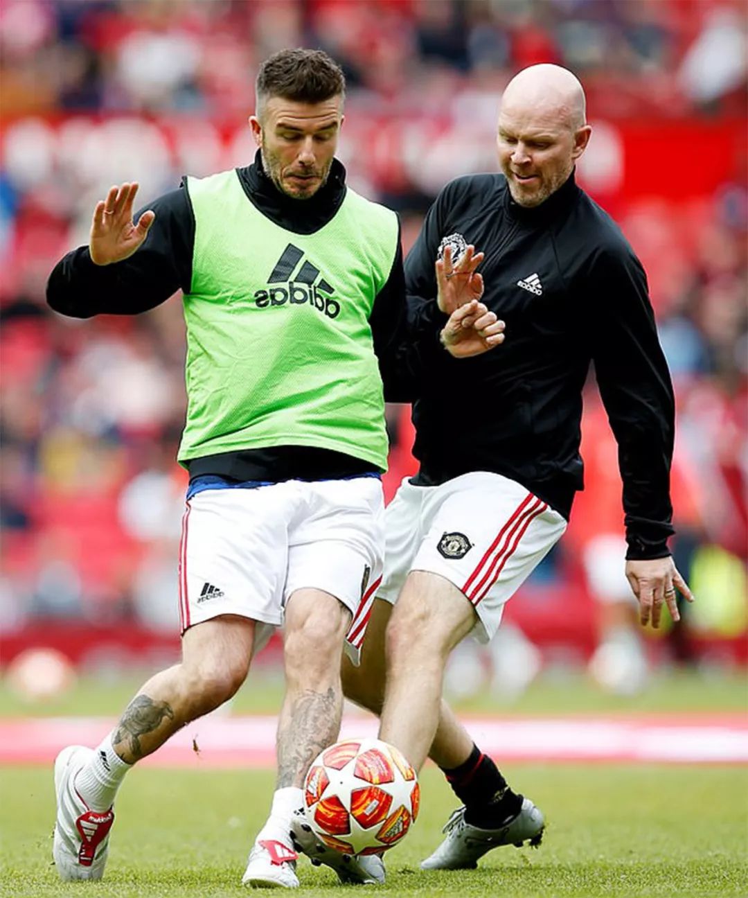 46岁贝嫂带儿女为老公助威，小七成全场焦点，小贝甜蜜亲吻女儿