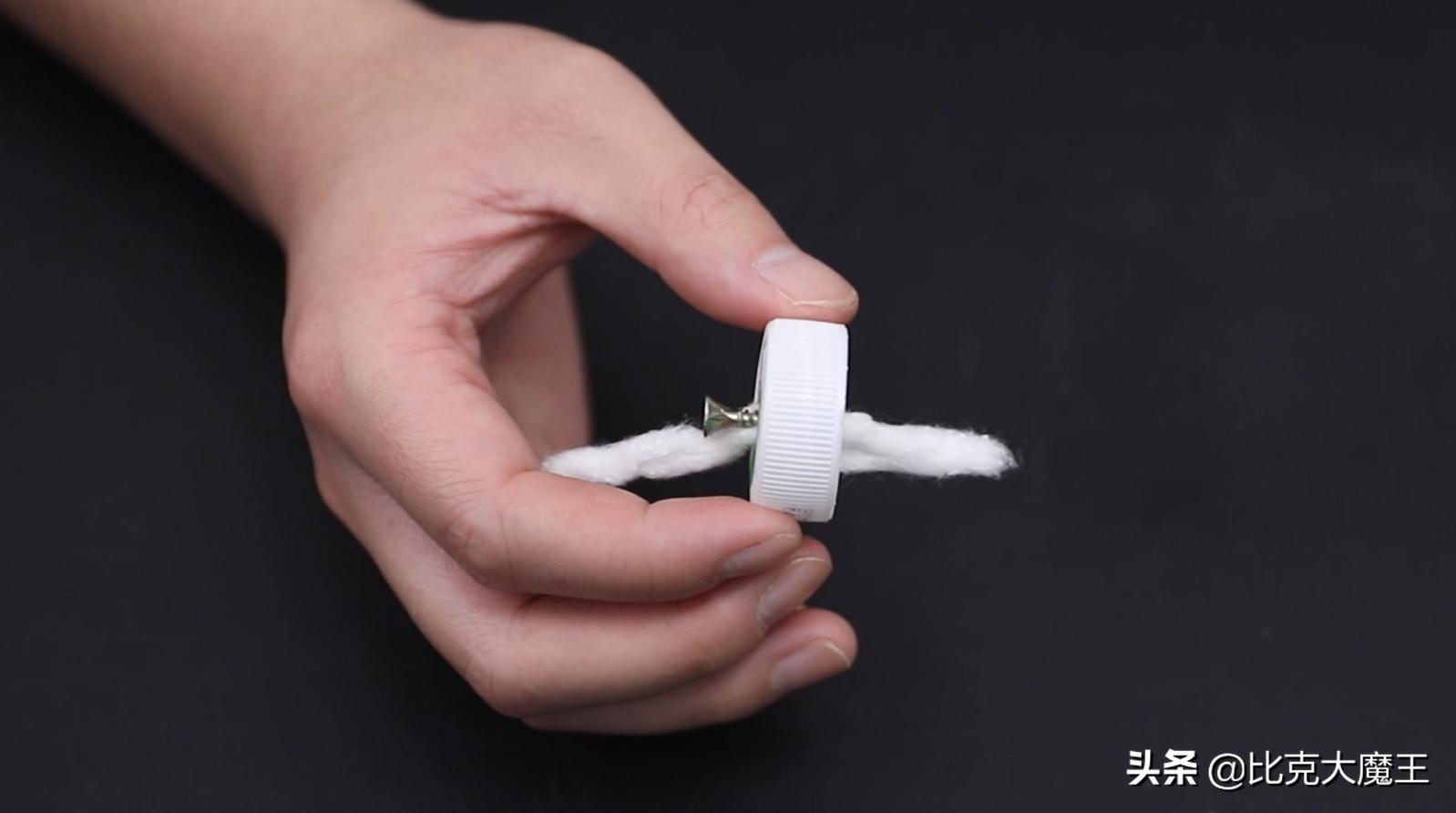 如何用塑料瓶做自动浇花神器,用塑料瓶做自动浇花器