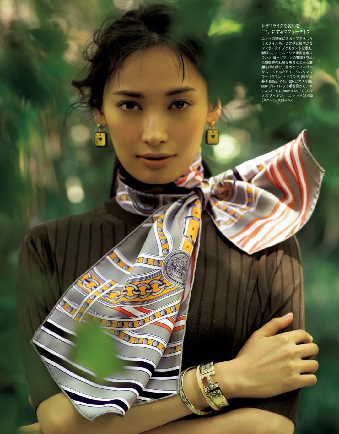 一条方丝巾怎么穿出时尚,素色丝巾的系法大全简单又好看