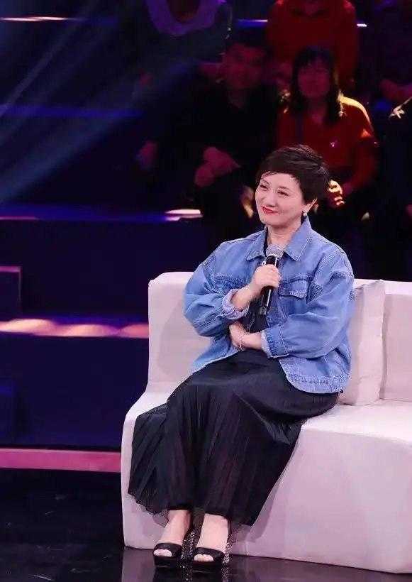 何洁牛仔短裤现身机场,何洁穿白卫衣牛仔短裤