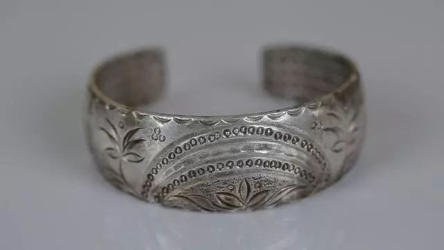 不用锡纸洗银首饰,快速清洗银首饰的方法