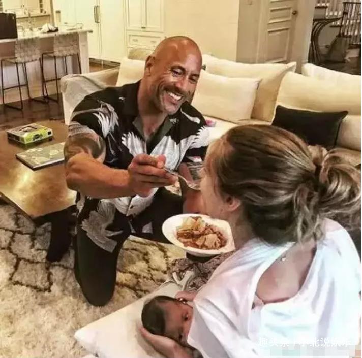 巨石强森被小女孩嘲讽没肌肉,巨石强森和他的女儿日常