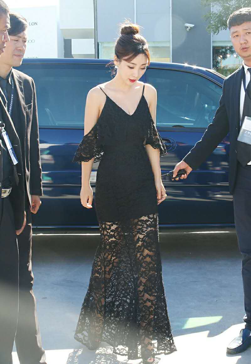 49岁金南珠穿什么颜色好看,金南珠穿红色连衣裙