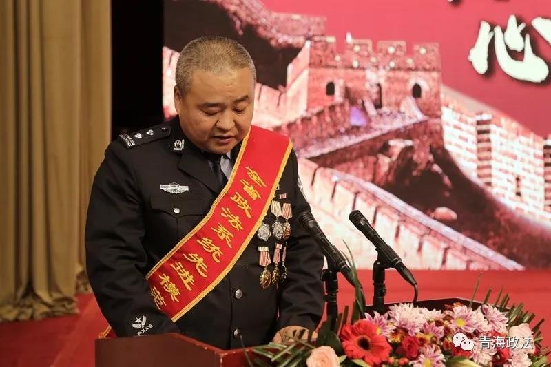 这位早生华发的监狱长为什么被大家称为“移动的办公室”