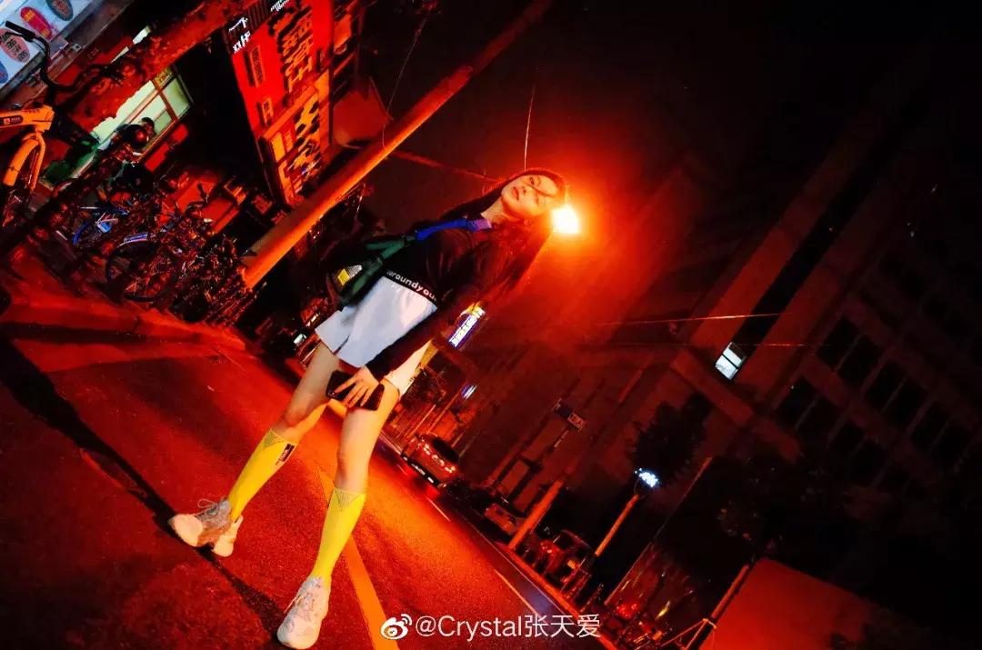 漫画腿很爽很撩人，张天爱下场教学：其实你也hold得住