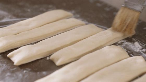 早餐油条怎么做酥脆松软完整教程,酥脆可口的油条是怎么做出来的