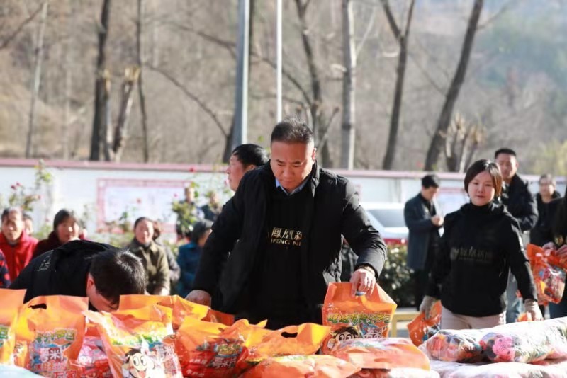 女童守护者百城行动首站走进南阳西峡山涧沟小学