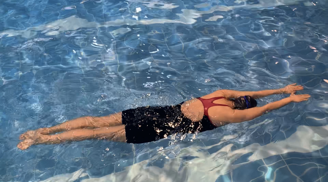 游泳时可以减少阻力的泳姿,最省力的游泳泳姿