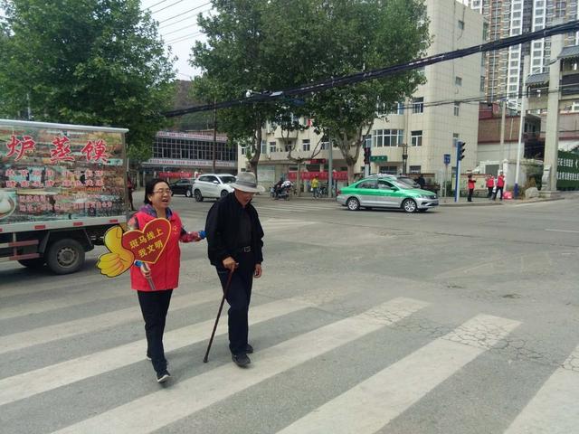 文明劝导员创文在行动,文明劝导员坚守岗位助力创城