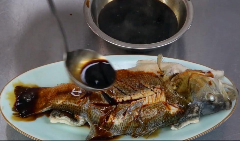 大师傅教你清蒸鲈鱼,五星大厨清蒸鲈鱼的正确做法