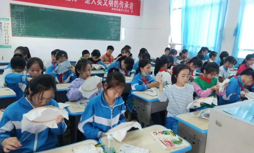 初中生放学不愿意回家,学生放学不知所措