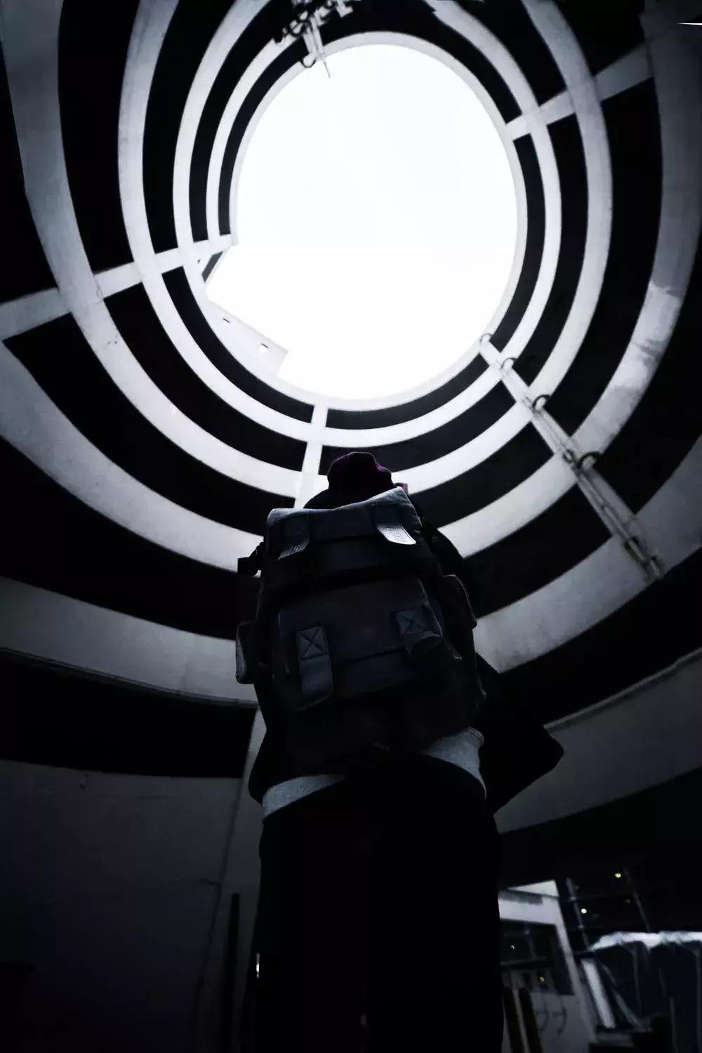 “19岁，她在暗网被30万欧元拍卖”