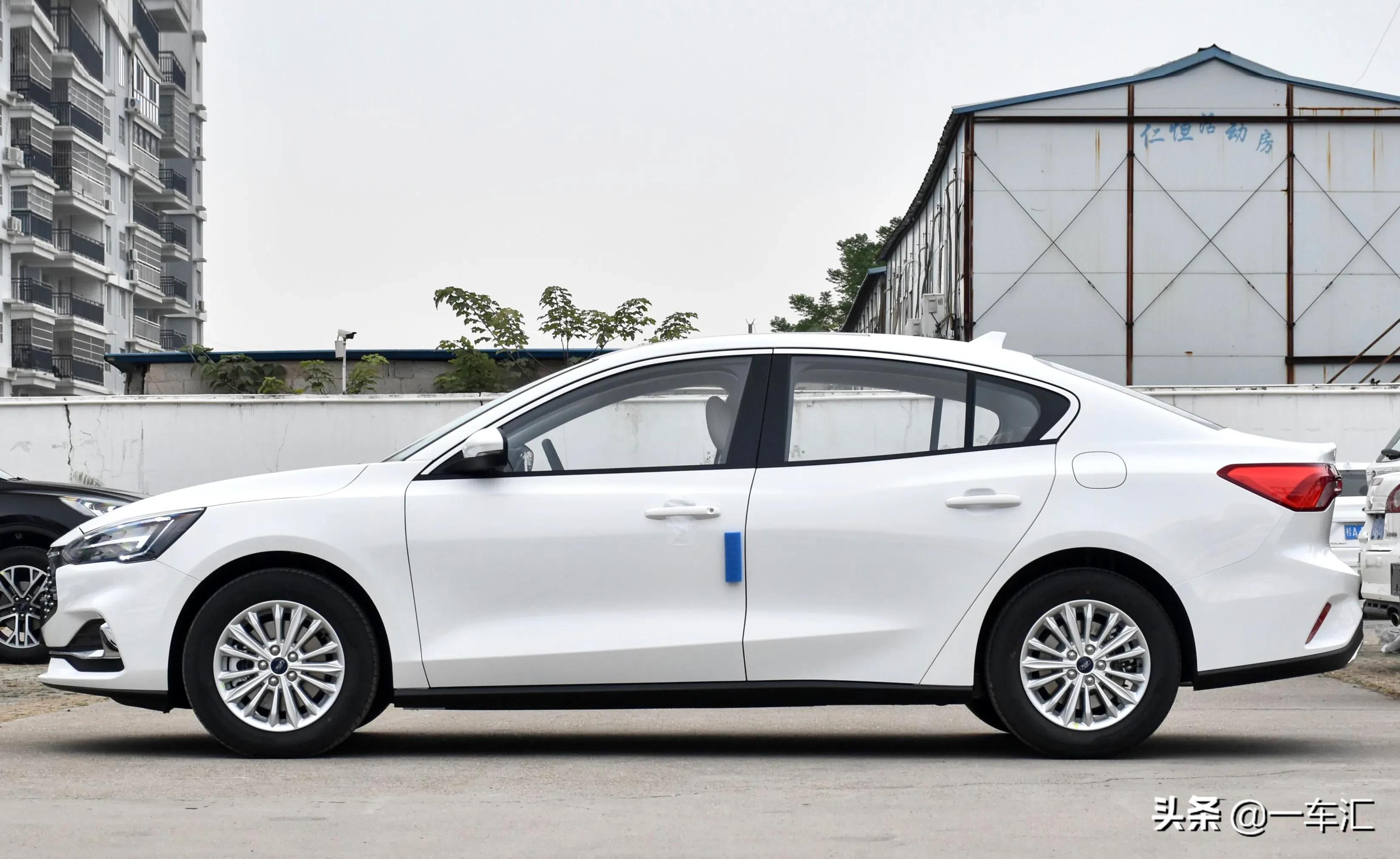 15款福克斯三厢版1.6舒适版自动挡,新款福特福克斯三厢版曝光