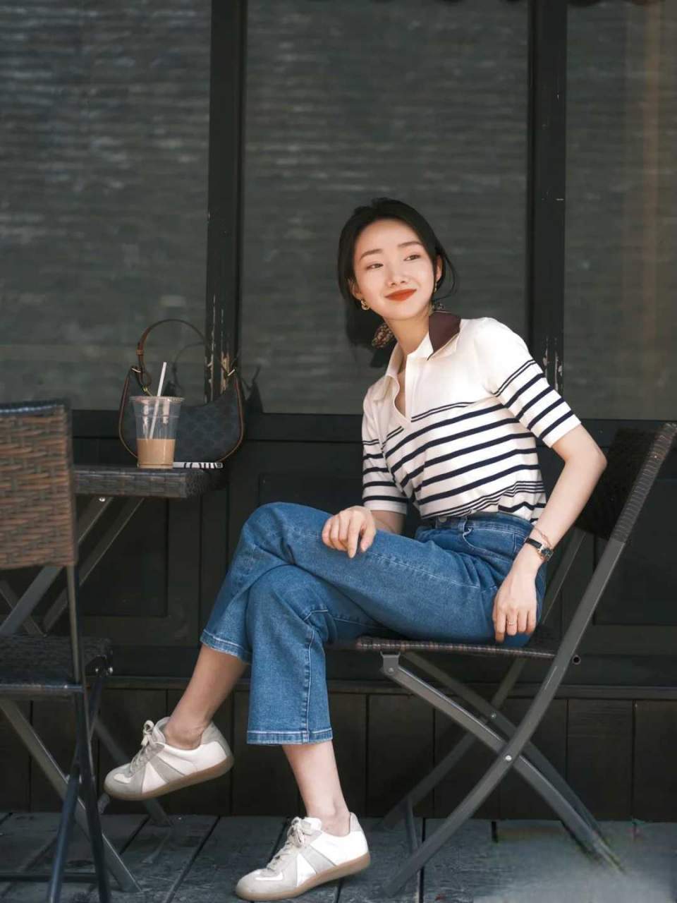 牛仔裤搭配冰丝短袖t恤,普通t恤搭配牛仔裤怎么穿好看