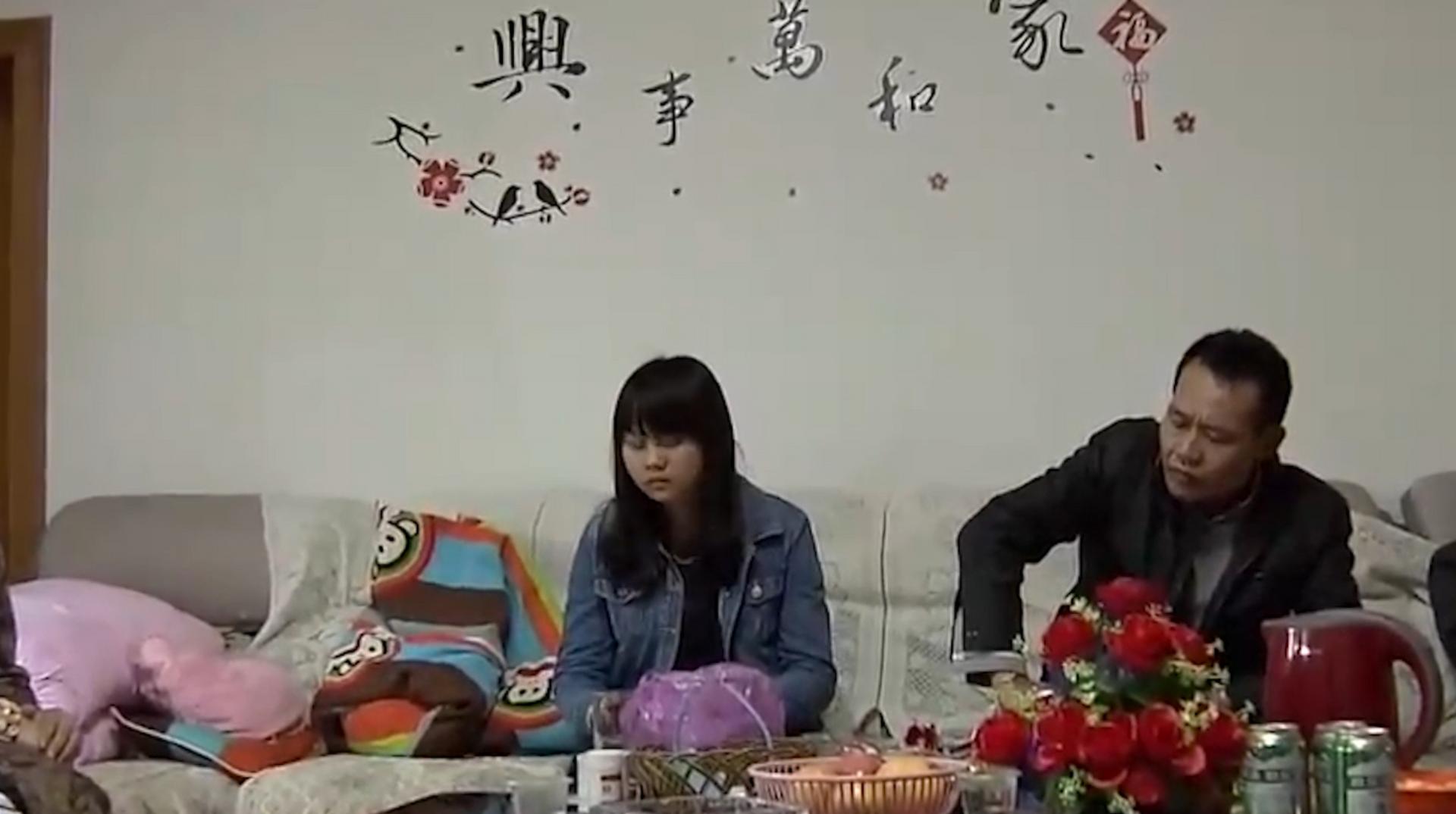 女儿结婚大摆宴席,亲生父亲却不知情,干妈成了主持人