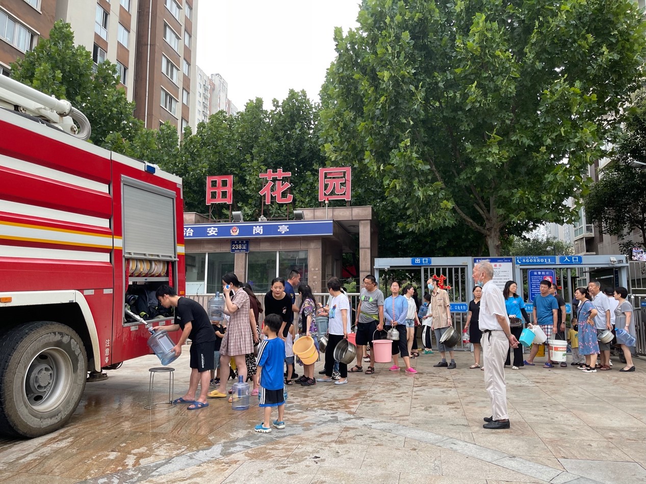 郑州暴雨悲惨视频,郑州一场暴雨后的生活