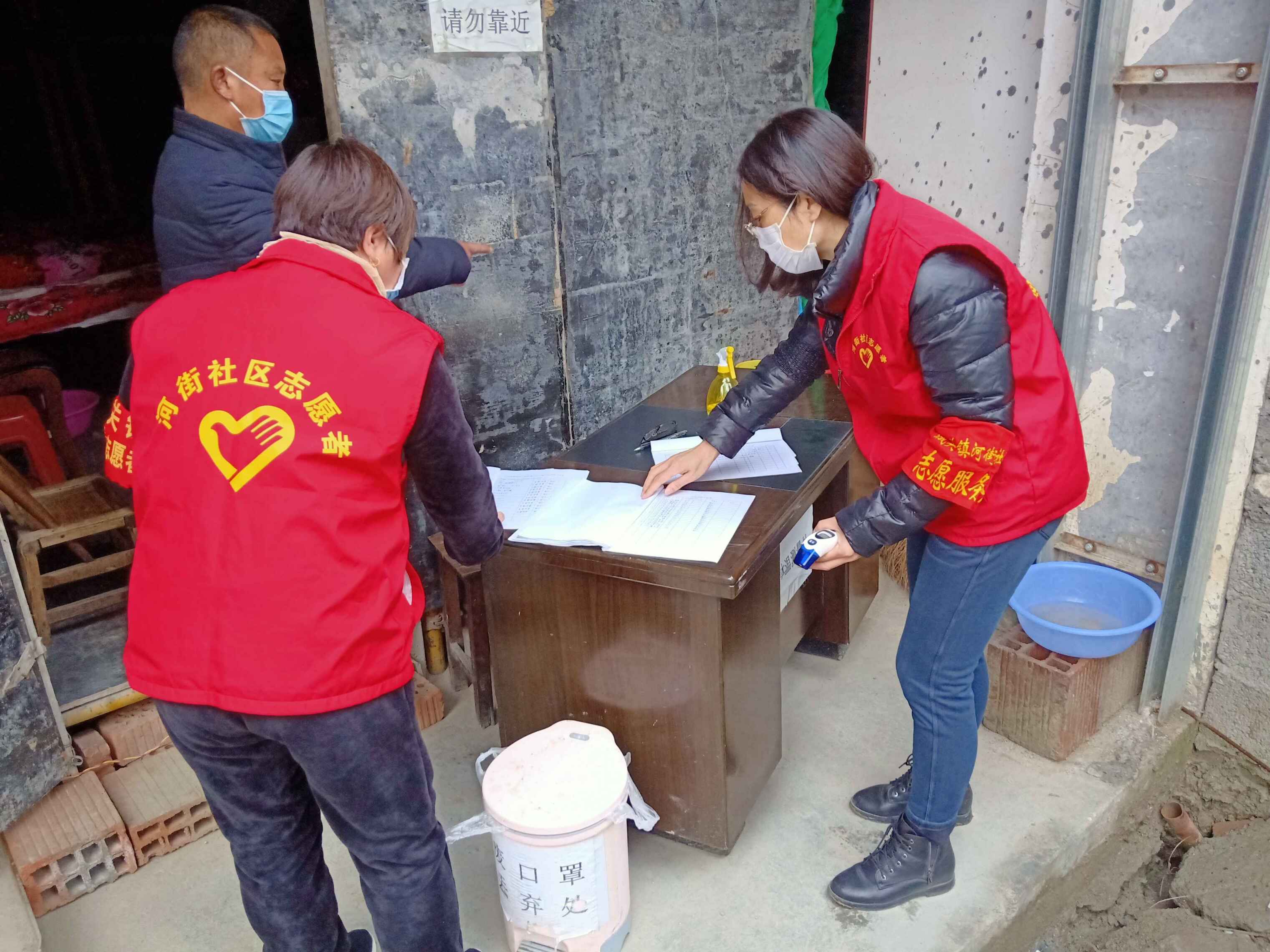 战疫雷锋视频,活雷锋在疫情中的图片