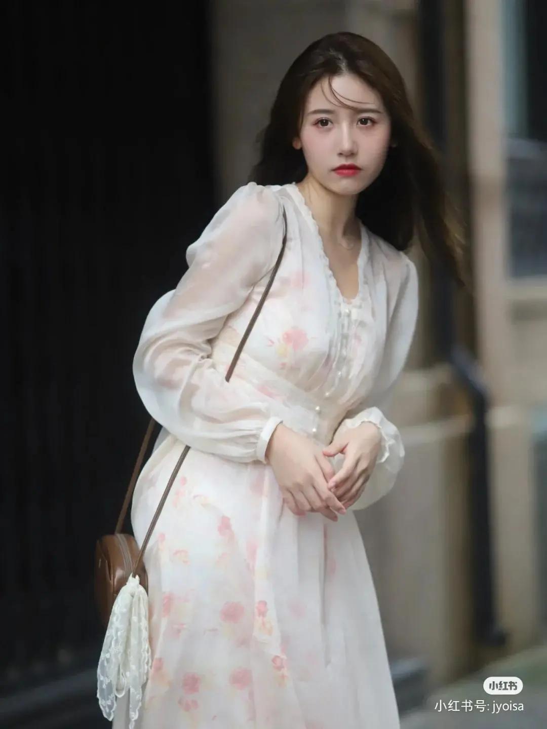 从小红书TOP100博主，看1亿女孩的欲望和迷思