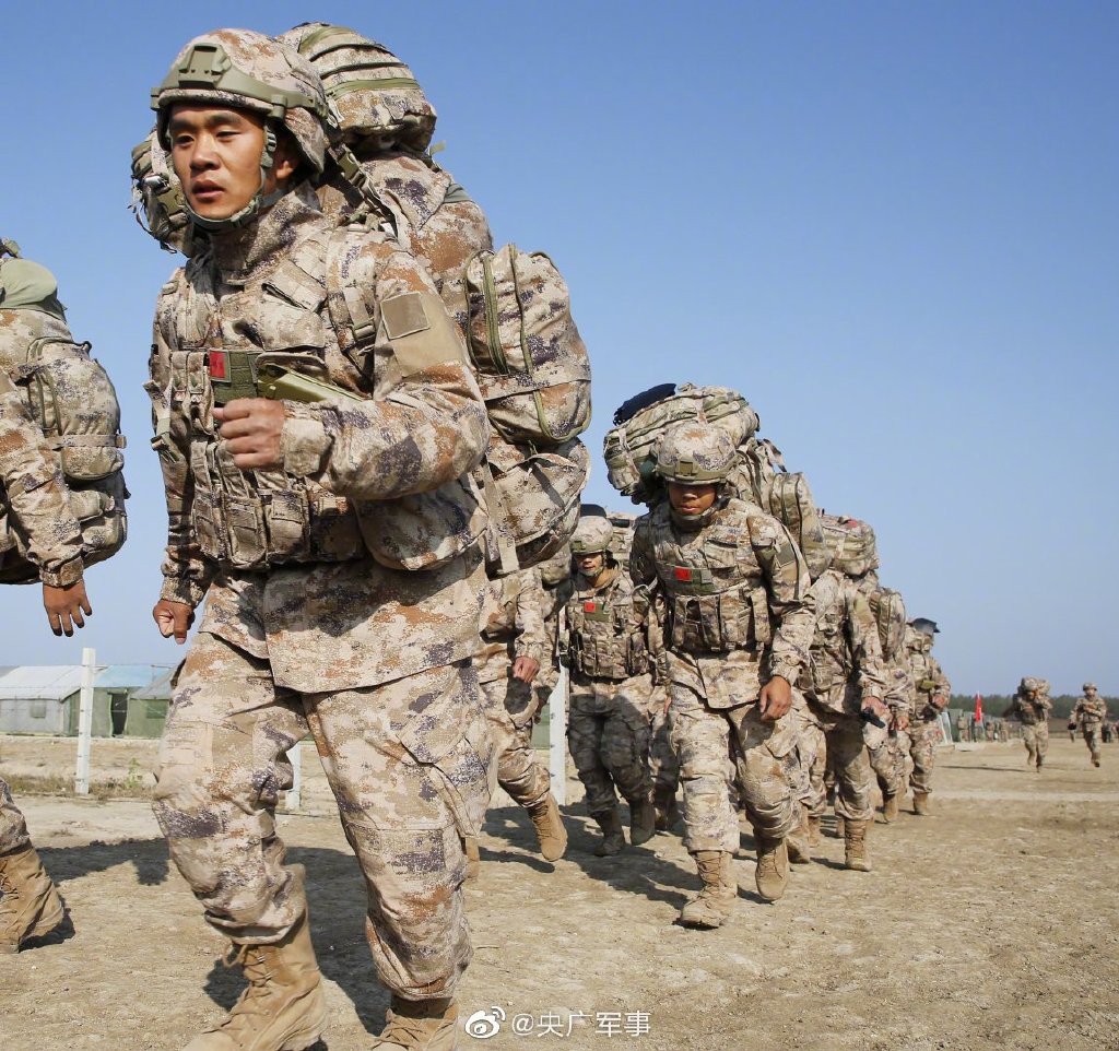 民兵换装21式迷彩和现役的一样吗,解放军新迷彩作战服图片