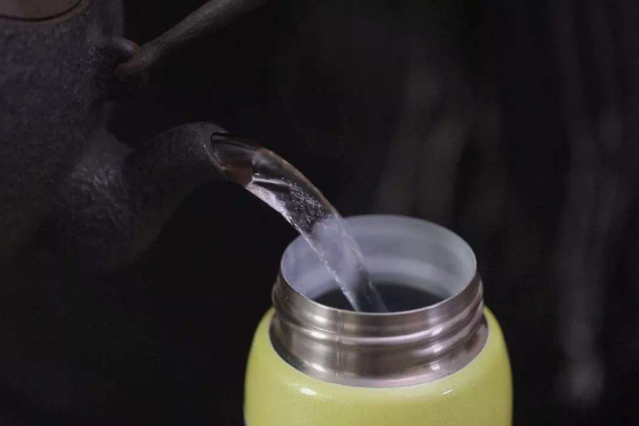 保温杯里有异味可以用牙膏解决吗,保温杯有异味怎么去除小苏打