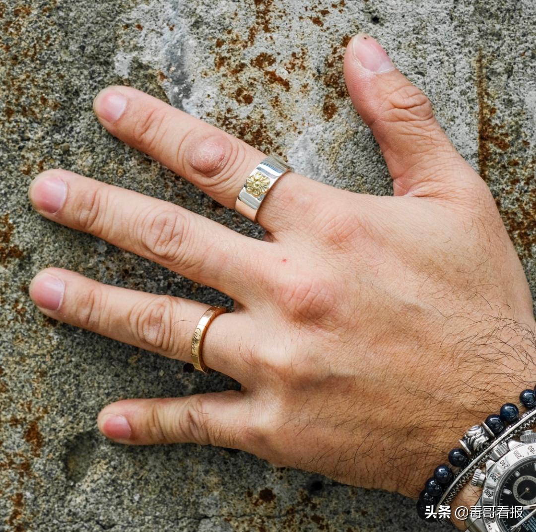 简约的首饰往往是穿搭的必杀技,首饰穿搭