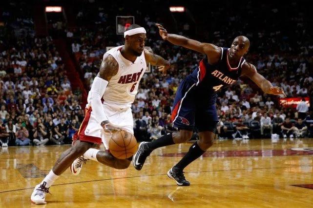 为什么足球运动员跑10公里不累,为什么足球运动员比赛跑90分钟