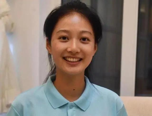 21岁浙江女孩成领诵员，曾备受杨澜喜爱，网友：别人家的孩子