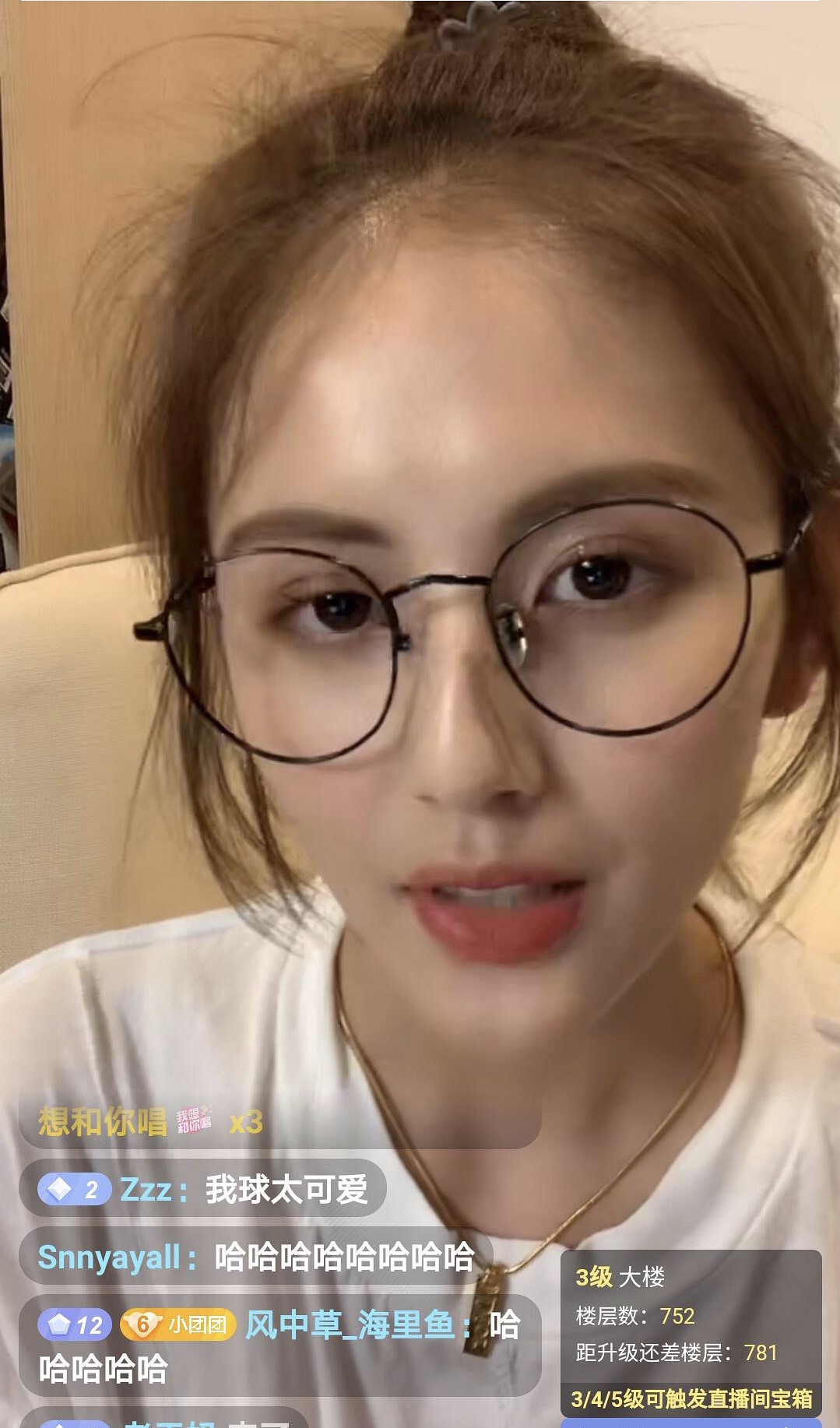 闲不住！王思聪“一拖五”约五位辣妹泡酒吧，拽妹子“咬耳朵”