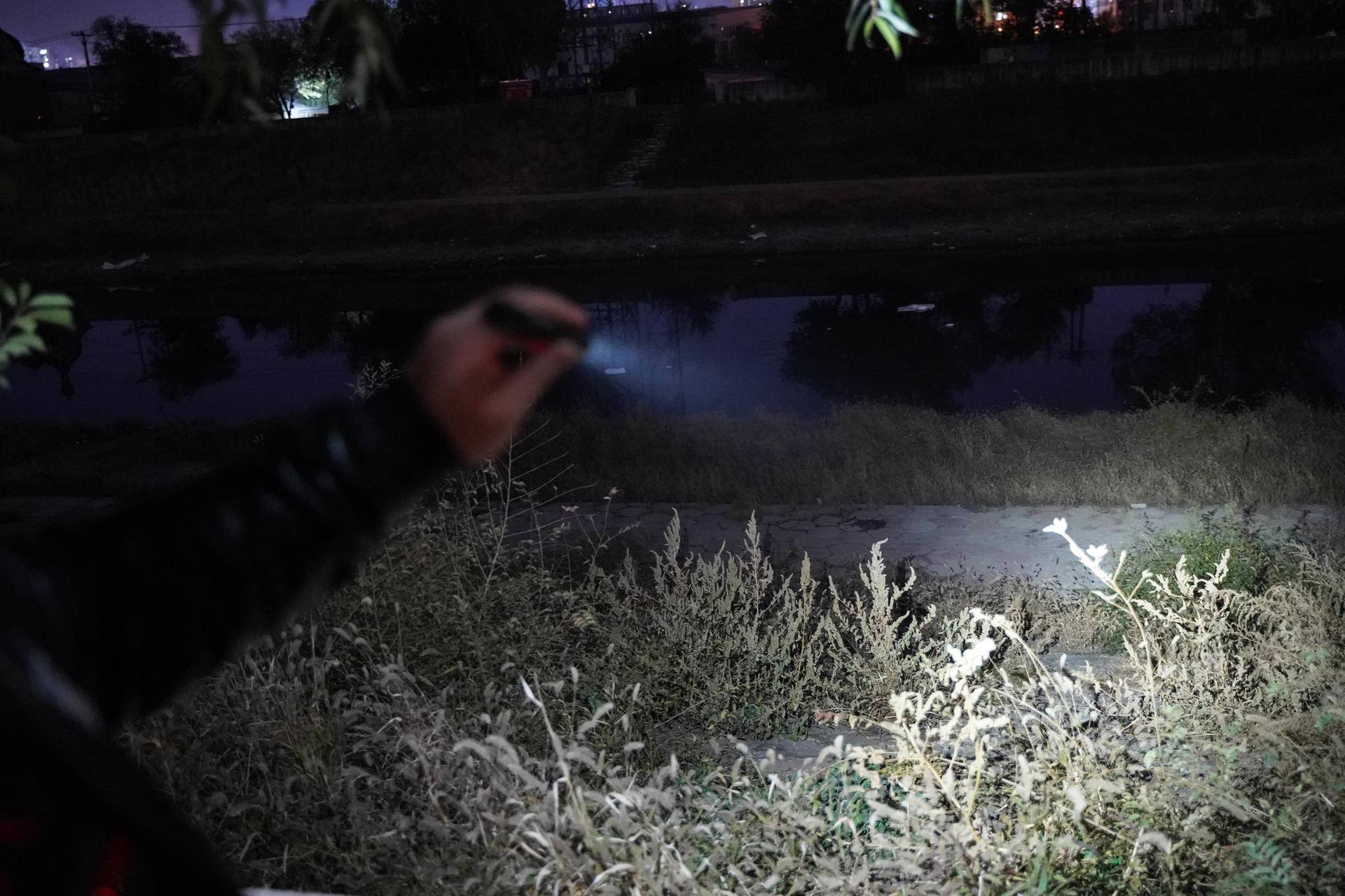 小巧便携，亮度高！体验菲尼克斯E20V2.0便携手电