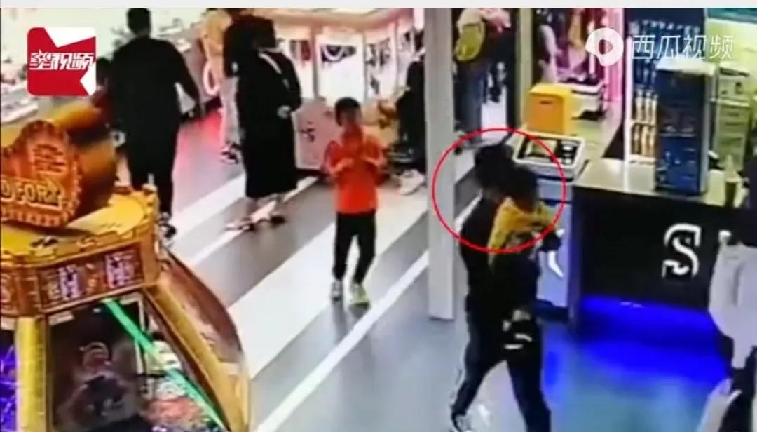 奶爸爸，随手顺走的不是价值8000元的手机。而是你的修养和人品