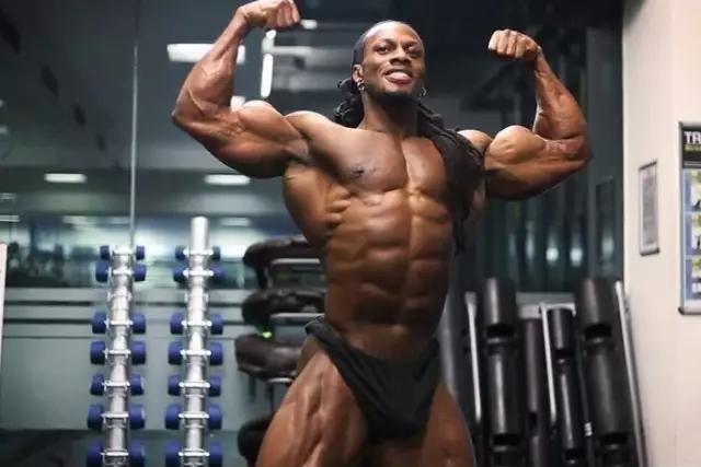 大屌哥的儿子小小年纪就已经练成了肌肉男,真是虎父无犬子