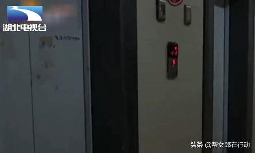 小区电梯常有异味，原来是时髦女子在内大小便，监控拍下全过程