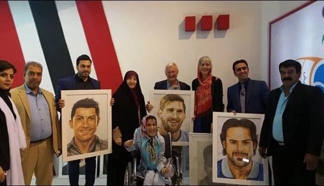 可敬的人！伊朗残疾女孩用脚画C罗：希望他（C罗）能看到我的画