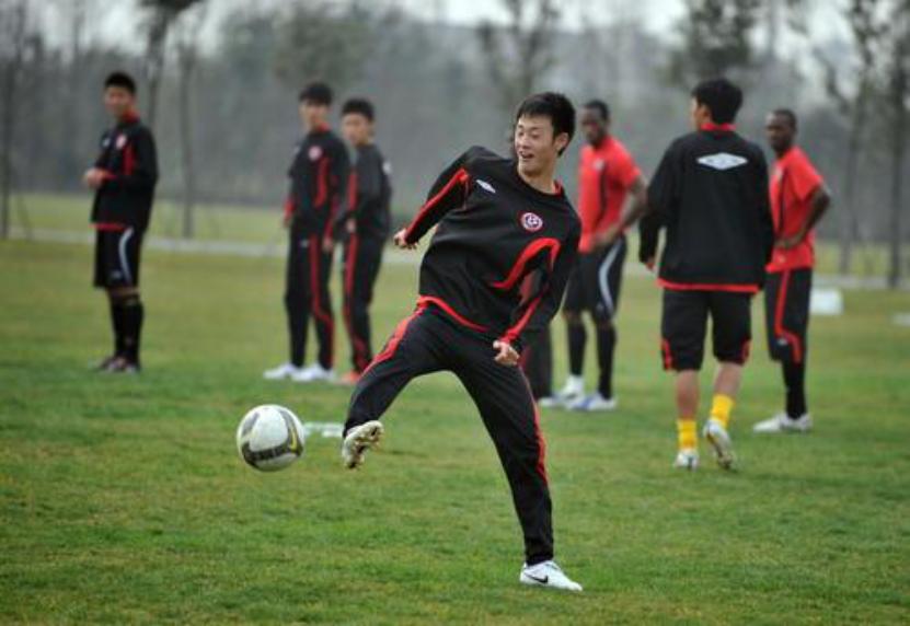 足球脚背内侧踢球的口诀,实用的踢球技巧