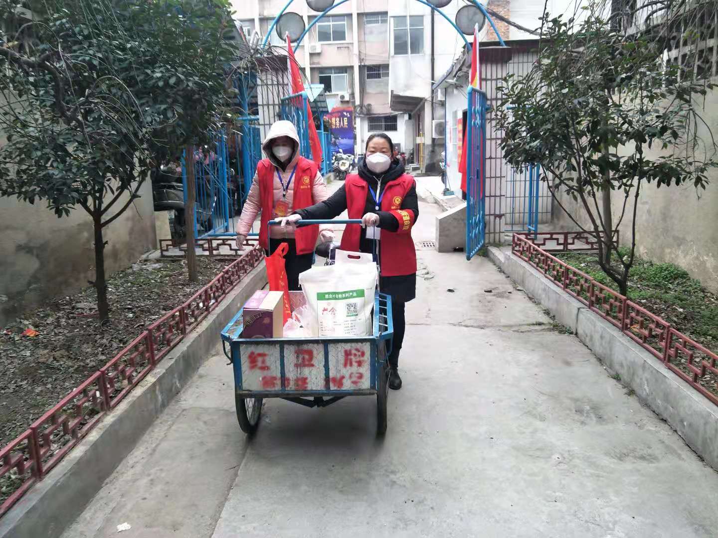 党员志愿者配送货物,宛城区党员配送小分队