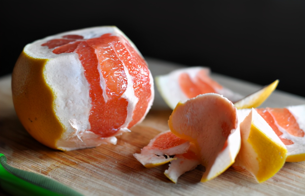 连吃7天柚子后肌肉溶解医生劝告,连吃7天柚子男子肌肉溶解