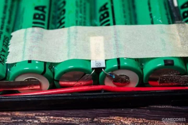 一百多块买个26年前的笔记本，我改了改，还能上网